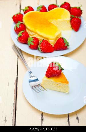 Herzförmiger Käsekuchen mit Erdbeeren Ideal für den valentinstag Stockfoto