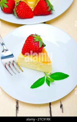 Herzförmiger Käsekuchen mit Erdbeeren Ideal für den valentinstag Stockfoto