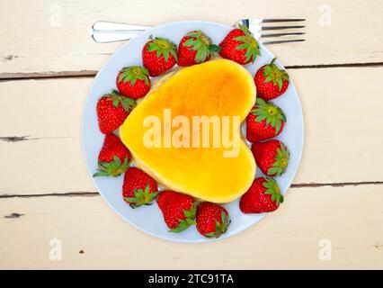 Herzförmiger Käsekuchen mit Erdbeeren Ideal für den valentinstag Stockfoto