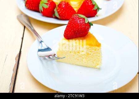 Herzförmiger Käsekuchen mit Erdbeeren Ideal für den valentinstag Stockfoto