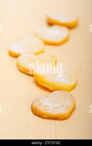 Frisch gebackenes, herzförmiges Shortbread zum valentinstag Stockfoto