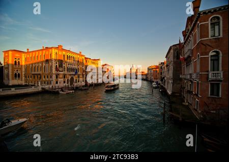 Venedig Italien: Blick auf den Kanal von der Brücke der Accademia mit der Kirche Madonna della Salute im Hintergrund Stockfoto