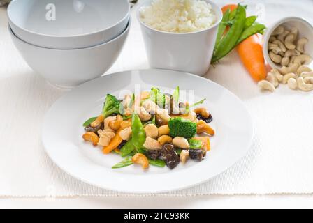Frisches Hühnchen und Gemüse, gebraten mit Cashewnüssen, typisch chinesisches Gericht Stockfoto