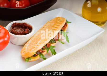 Frisches hausgemachtes Panini-Sandwich, typisch italienischer Snack Stockfoto