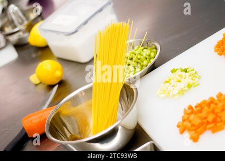 Italienische Spaghetti-Pasta in einer typischen, voll ausgestatteten Restaurantküche Stockfoto