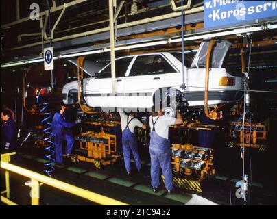 DEU, Deutschland: Die historischen Rutschen aus den 84-85 r Jahren, Ruesselsheim. Opel Werk. Produktion an Montagelinien und Schichtwechsel CA 1984 Stockfoto