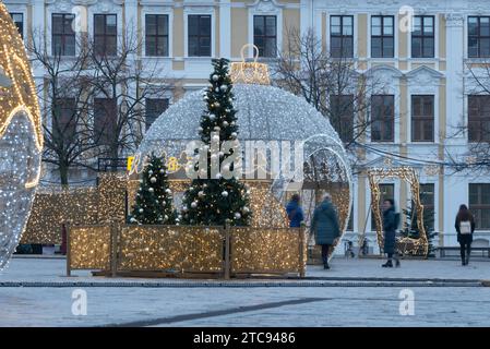 Beleuchtete Weihnachtskugel, geschmückte Weihnachtsbäume, Magdeburger Lichterwelt, Magdeburg, Sachsen-Anhalt, Deutschland Stockfoto