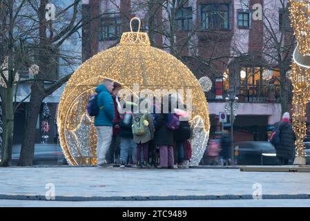 Beleuchtete Weihnachtskugel, Erwachsene und Kinder davor, Magdeburger Lichterwelt, Magdeburg, Sachsen-Anhalt, Deutschland Stockfoto
