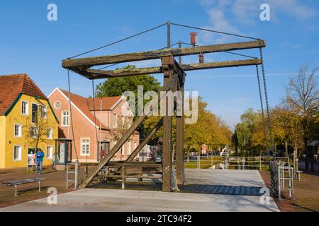 Brücke am Hauptkanal, Klappbrücke, Papenburg, Emsland, Niedersachsen, Deutschland Stockfoto