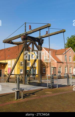 Brücke am Hauptkanal, Klappbrücke, Papenburg, Emsland, Niedersachsen, Deutschland Stockfoto