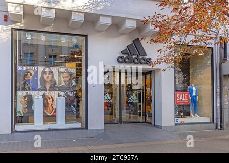 Sofia, Bulgarien - 16. Oktober 2023: Original Brand Adidas Retail Shop Signature Athletic Footwear Kleidung Sportzubehör auf dem Vistosha Boulevard in Stockfoto