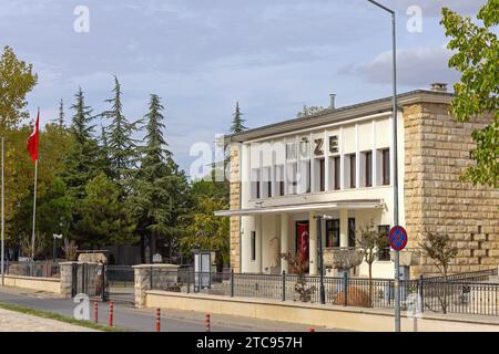 Edirne, Türkei - 17. Oktober 2023: Archäologie und Ethnographie Museum Building in der Kadirpasa Mektep Street Autumn Day. Stockfoto