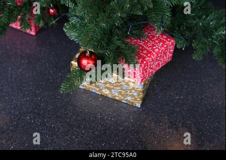 Köln, Deutschland. Dezember 2023. Weihnachtskugel, Weihnachtsbaumkugel hängt an einem Tannenzweig, Weihnachtsbaum Credit: Horst Galuschka/dpa/Alamy Live News Stockfoto
