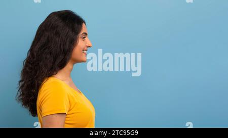 Profilfoto einer lockigen jungen indianerin Stockfoto