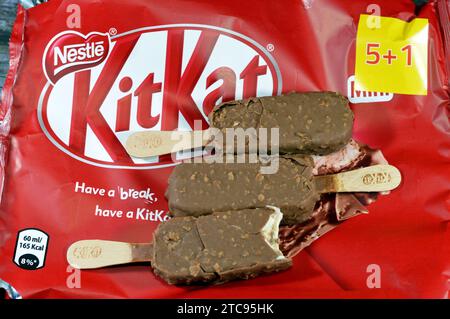 Kairo, Ägypten, 3. Dezember 2023: KitKat Stick Eis Gemüsefett Vanille, Waffelkaramell, Schokolade mit Milch und Waffelstückchen, Schokoladenkuchen Stockfoto