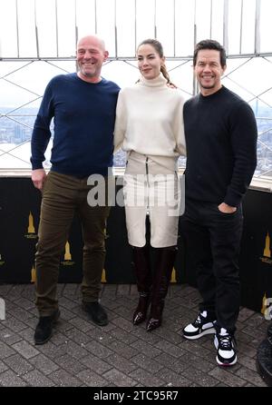 NEW YORK, NY - 11. DEZEMBER: Simon Cellan Jones, Michelle Monaghan und Mark Wahlberg als Besetzung von Apple TV The Family Plan werben für die Premiere von filmÕs im Empire State Building in New York City am 11. Dezember 2023. Copyright: XMediaPunchx Credit: Imago/Alamy Live News Stockfoto