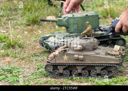 WW2 amerikanischer Sherman und russisches KV-2 Panzermodell in grünem Gras Stockfoto