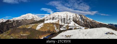 Aus der Vogelperspektive auf den Berg ARERA, den Berg Alben und den Berg Grem im Seriana-Tal und Brembana-Tal, lombardei, Bergamo, Italien Stockfoto