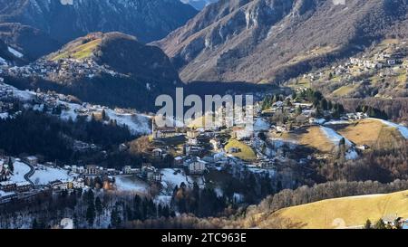 Aus der Vogelperspektive auf das Riso-Tal und die Stadt Zambla, Lombardei, Italien Stockfoto