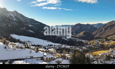 Aus der Vogelperspektive auf das Riso-Tal und die Stadt Zambla, Hintergrund Orobie alpen, Lombardei, Italien Stockfoto