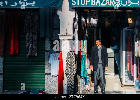 Casablanca, Marokko - 23. November 2023: Schmaler Basar in Casablanca, Marokko. Dieser Markt umfasst handgefertigte Dinge und traditionelle Kleidung Stockfoto