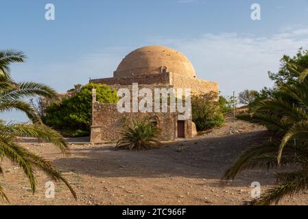 Die Sultan-Ibrahim-Khan-Moschee und St. Katharinenkirche in der historischen Festung Fortezza in Rethymno, Kreta, Griechenland. Stockfoto