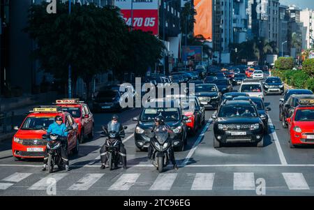 Casablanca, Marokko - 23. November 2023: Straßenblick im Zentrum von Casablanca mit starkem Verkehr Stockfoto