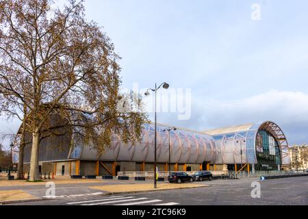 Außenansicht des Grand Palais éphémère, auch Arena Champ de Mars genannt, temporäre Ausstellungshalle und Austragungsort der Olympischen Spiele 2024 in Paris Stockfoto