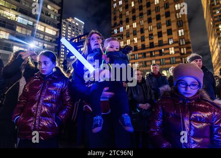 AMSTERDAM - Publikum während der Feier des jüdischen Festivals Hanukkah auf dem George Gershwinplein auf dem Zuidas. Die jüdische Organisation Maccabi Netherlands und der Student Rabbi Yanki Jacobs organisierten das Treffen. ANP EVA PLEVIER niederlande Out - belgien Out Stockfoto