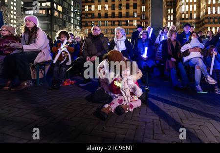 AMSTERDAM - Publikum während der Feier des jüdischen Festivals Hanukkah auf dem George Gershwinplein auf dem Zuidas. Die jüdische Organisation Maccabi Netherlands und der Student Rabbi Yanki Jacobs organisierten das Treffen. ANP EVA PLEVIER niederlande Out - belgien Out Stockfoto