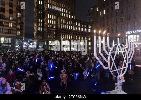 AMSTERDAM - Publikum während der Feier des jüdischen Festivals Hanukkah auf dem George Gershwinplein auf dem Zuidas. Die jüdische Organisation Maccabi Netherlands und der Student Rabbi Yanki Jacobs organisierten das Treffen. ANP EVA PLEVIER niederlande Out - belgien Out Stockfoto