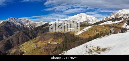 Aus der Vogelperspektive auf den Berg ARERA, den Berg Alben und den Berg Grem im Seriana-Tal und Brembana-Tal, lombardei, Bergamo, Italien Stockfoto