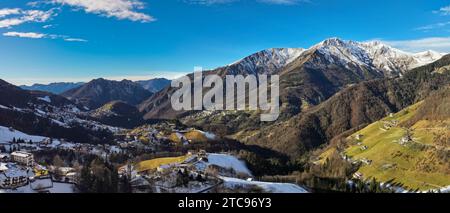 Aus der Vogelperspektive auf das Riso-Tal und die Stadt Zambla, Hintergrund Orobie alpen, Lombardei, Italien Stockfoto