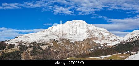 Luftaufnahme auf den Berg Grem bei sonnigem Tag im Seriana-Tal und Brembana-Tal, lombardei, Bergamo, Italien Stockfoto