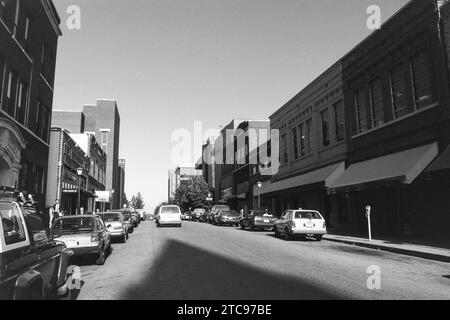 Fayetteville, Arkansas, USA - 21. August 1992: Schwarzweißansicht der East Center Street im historischen Stadtteil. Auf Film aufgenommen. Stockfoto