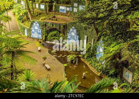 Ein Blick über den Fluss, der durch den tropischen Garten über der Stadt Funchal Madeira fließt Stockfoto