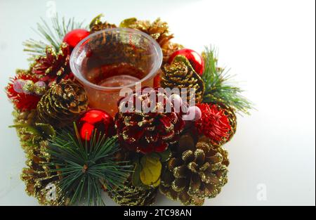 Ein Nahfoto von einem Tannenzapfen und Beeren-botanischen Teelicht-Weihnachtshalter. Stockfoto