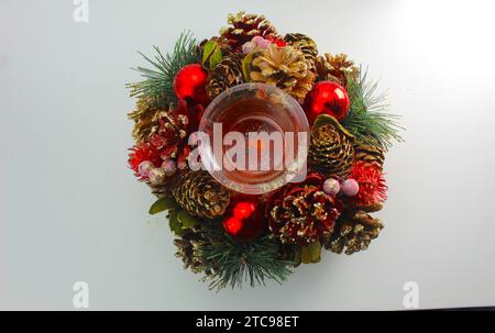 Ein Nahfoto von einem Tannenzapfen und Beeren-botanischen Teelicht-Weihnachtshalter. Stockfoto