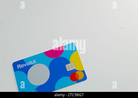 Ein Nahfoto der Revolut Junior Bankkarte auf weißem Hintergrund. Stockfoto