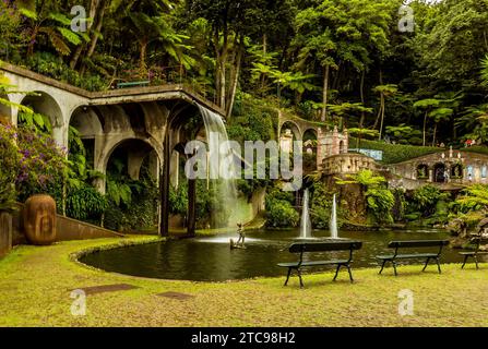 Blick über den See und die Springbrunnen im tropischen Garten über der Stadt Funchal Madeira Stockfoto