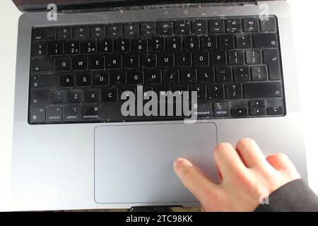 Nahaufnahme der Tastatur eines Apple Mac M1 Computers. Stockfoto