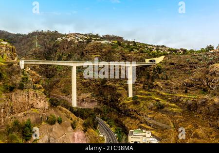 Blick vom Sessellift auf die Straßen oberhalb der Stadt Funchal, Madeira Stockfoto