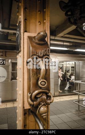 Die Kunst des Künstlers Tome Otterness prägt die 14th St. Station des New Yorker U-Bahn-Systems. Stockfoto