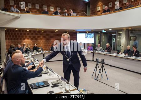 STADSKANAAL - Bürgermeister Klaas SLOOTS vom Stadskanaal schüttelt vor einer Dringlichkeitsdebatte im gemeinderat die Hand über die Krisenaufnahme von Asylbewerbern in der Gemeinde. In der Aussprache möchte der rat andere Kommunen auffordern, auch zur Entlastung des überfüllten Registrierungszentrums in Ter Apel beizutragen. ANP VINCENT JANNINK niederlande aus - belgien aus Stockfoto