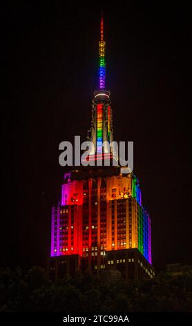 Empire State Building beleuchtet zur Pride Week in New York Stockfoto