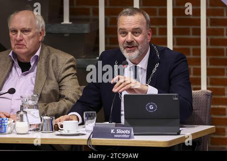 STADSKANAAL - Bürgermeister Klaas Sloots des Stadskanaals während einer Dringlichkeitsdebatte im gemeinderat über die Krisenaufnahme von Asylbewerbern in der Gemeinde. In der Aussprache möchte der rat andere Kommunen auffordern, auch zur Entlastung des überfüllten Registrierungszentrums in Ter Apel beizutragen. ANP VINCENT JANNINK niederlande aus - belgien aus Stockfoto