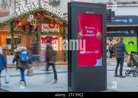 Digital Advertising Screen in Cardiff Queen Street Stockfoto