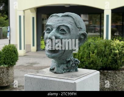 Strobl, Österreich. August 2023. Büste des Schauspielers Theo Lingen, 1903–1978, in Strobl am Wolfgangsee im Salzkammergut. Das Salzkammergut ist Kulturhauptstadt 2024. Quelle: Beate Schleep/dpa/Alamy Live News Stockfoto