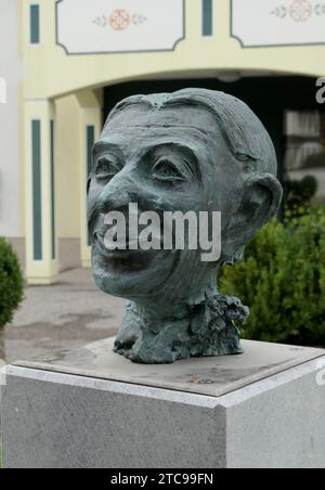 Strobl, Österreich. August 2023. Büste des Schauspielers Theo Lingen, 1903–1978, in Strobl am Wolfgangsee im Salzkammergut. Das Salzkammergut ist Kulturhauptstadt 2024. Quelle: Beate Schleep/dpa/Alamy Live News Stockfoto