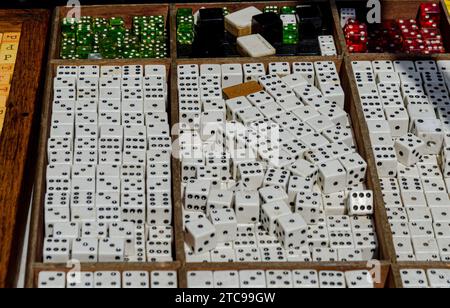 Würfel zum Verkauf auf dem Flohmarkt Hells Kitchen in New York City Stockfoto